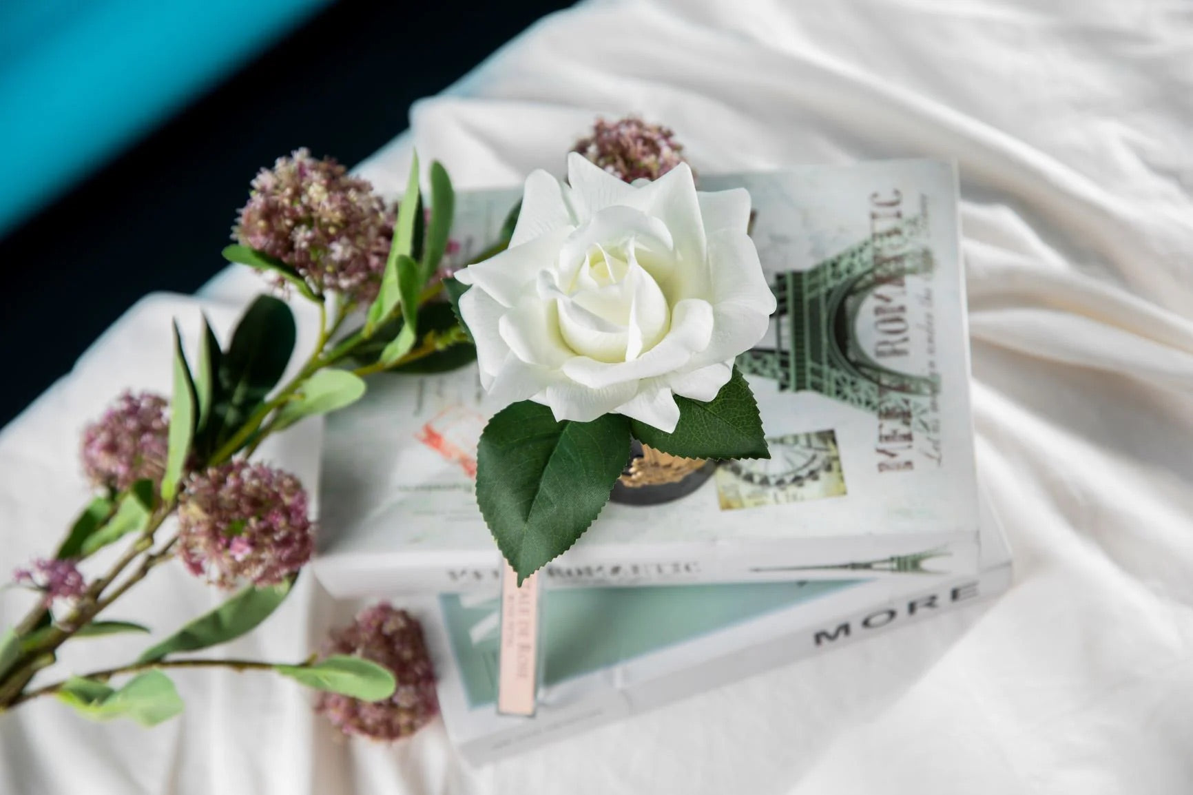 Single Rose Ivory White - Black Glass